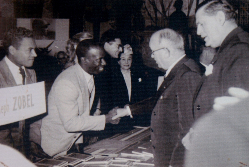 Photo 3. Joseph Zobel à Paris en 1950, présentant Diab’-la à la Foire du livre d’Outre-mer et saluant le président Vincent Auriol