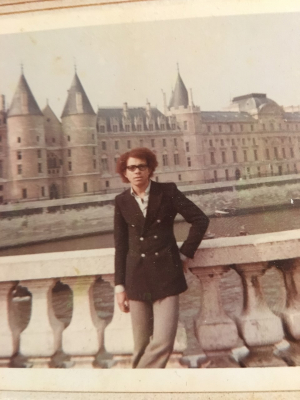 Photographie 1. Raphaël Confiant à Paris, avant de rejoindre l&apos;Institut d&apos;Etudes Politiques d&apos;Aix-en-Provence (1970)