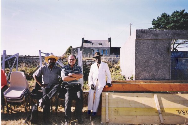 Photographie 14. Raphaël Confiant au Festival du Livre Insulaire d&apos;Ouessant (Bretagne) avec l’éditeur et poète haïtien Ronald Saint-Eloi (à gauche) et le romancier martiniquais Joseph Zobel (à droite) (2002)