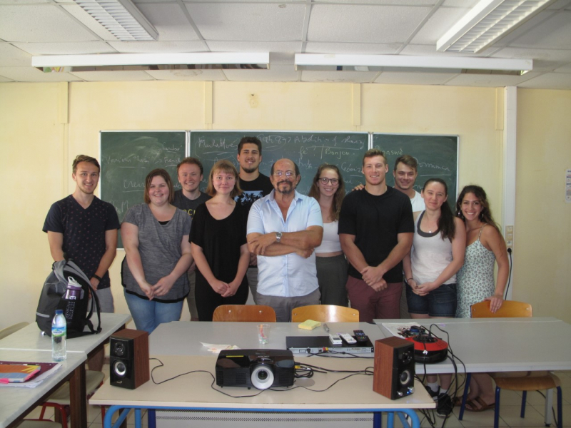 Photographie 20. Raphaël Confiant avec des étudiants étasuniens, à l'université des Antilles (Martinique, 2011). 