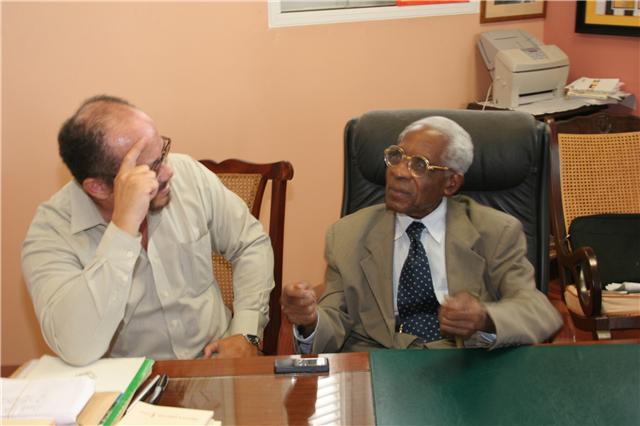 Photographie 5. Raphaël Confiant avec le poète martiniquais Aimé Césaire, dans son bureau de l&apos;ancienne mairie de Fort-de-France (Martinique, 1996)