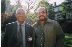 Photographie 9. Raphaël Confiant avec l’écrivain guadeloupéen Ernest Pépin, au Salon du Livre de l'Outremer (Paris, 2000) 