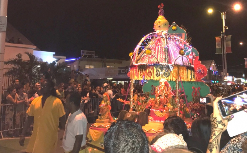Photo 4 : Char tracté au dipavali comme ceux circulant lors des processions religieuses hindoues de La Réunion. Saint-Pierre, 2017