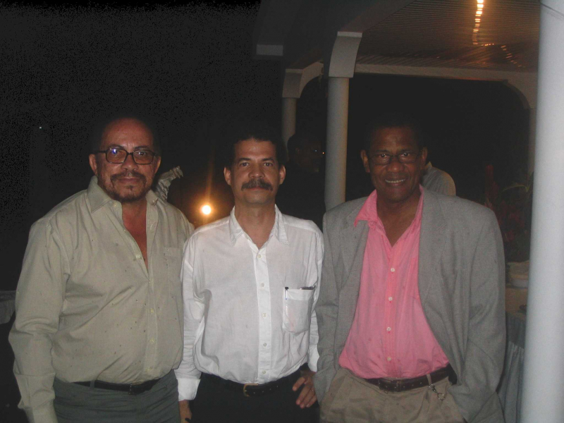 Photographie 13. Raphaël Confiant avec l’anthropologue martiniquais Gerry L&apos;Etang (au centre) et le créoliste martiniquais Jean Bernabé (à droite), (Martinique, 2002)